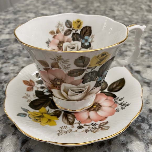 EUC ROYAL ALBERT BONE CHINA TEACUP AND SAUCER WITH ROSES AND OTHER FLORAL DECOR - Picture 1 of 12